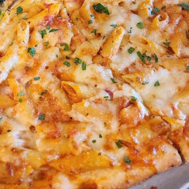 Penne Ala Vodka Pizza (Large 18" (8 Slices) ).